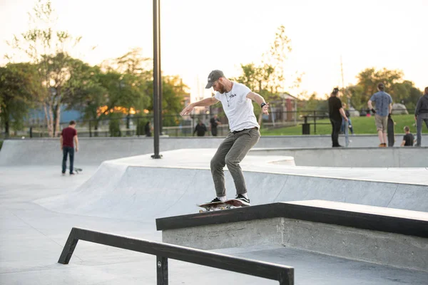 Detroit Michigan Estados Unidos 2019 Skaters Bikers Practican Trucos Atardecer — Foto de Stock