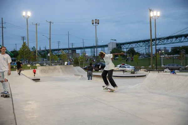 Detroit Michigan Usa 2019 Skater Üben Der Dämmerung Detroit Tricks — Stockfoto