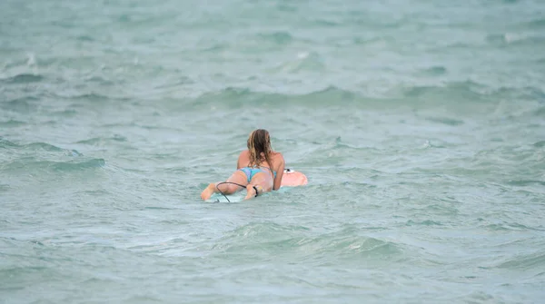 Junges Mädchen Badeanzug Strand — Stockfoto