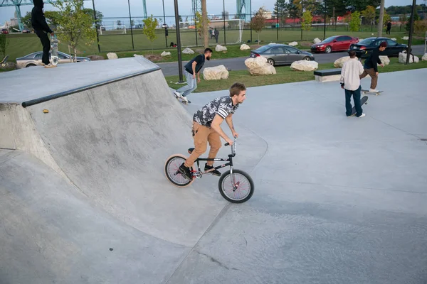 Detroit Michigan Usa 2019 Skater Und Biker Üben Tricks Der — Stockfoto