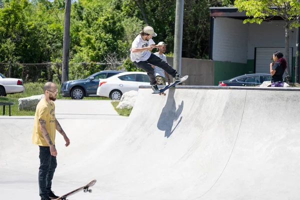 Detroit Michigan Eua Maio 2020 Skaters Bikers Praticando Truques Parque — Fotografia de Stock