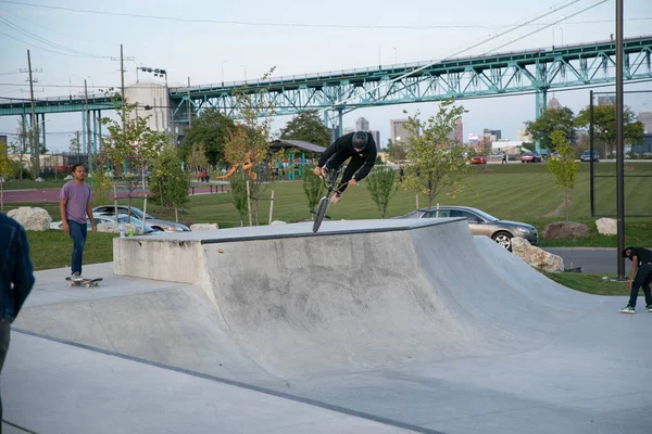 Detroit Michigan Usa 2019 Skater Und Biker Üben Tricks Der — Stockfoto