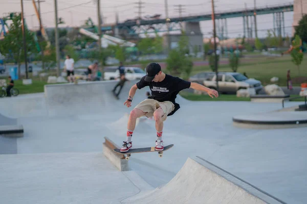 Detroit Michigan Usa 2019 Skatery Wykonujące Sztuczki Skateparku Detroit — Zdjęcie stockowe