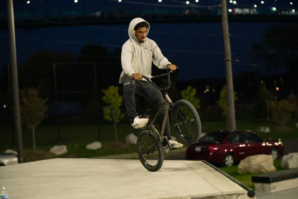 Detroit Michigan Eua 2019 Patinadores Motociclistas Praticam Truques Pôr Sol — Fotografia de Stock