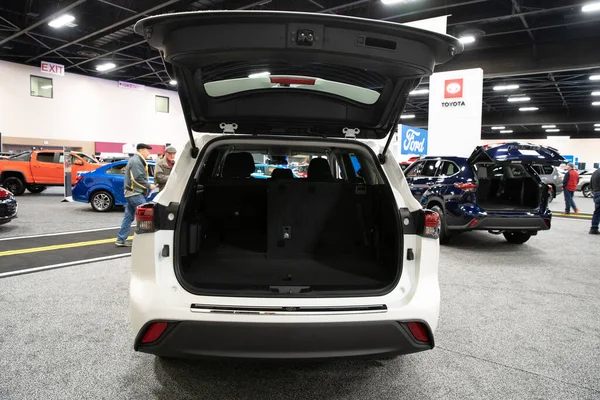 Toledo, Ohio, ABD - 02.07.2020: Büyük Toledo Otomobil Fuarı 2020, The Blade tarafından sunuldu, en yeni araç modelleri ve otomotiv teknolojisinde son gelişmeler.