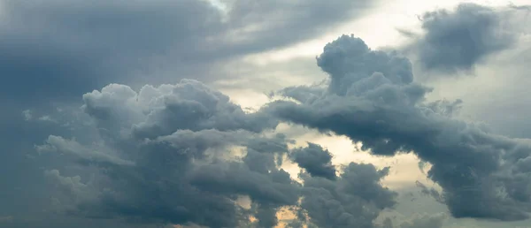 Хмари Через Панораму Золотого Неба — стокове фото