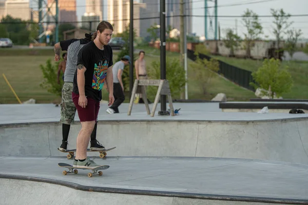 デトロイト ミシガン州 アメリカ 2019 デトロイトのダウンタウンでスケートボード上のトリックを練習 — ストック写真