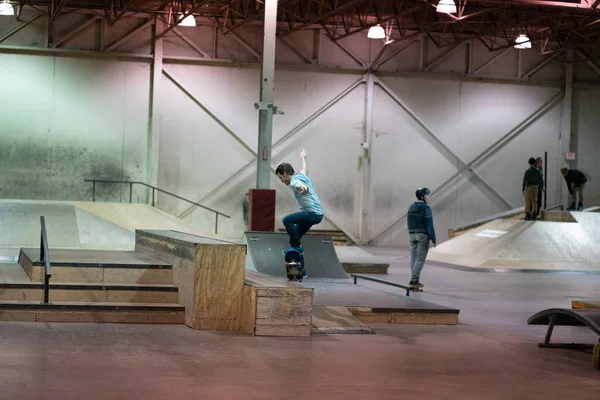 デトロイト ミシガン州 アメリカ 2019 インラインスケーターとスケートボーダーは スケートパーク内で屋内でトリックを練習しています — ストック写真