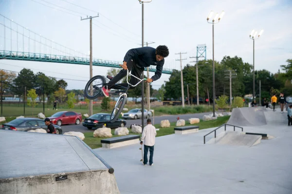 Detroit Michigan Usa 2019 Skaters Bikers Practice Tricks Dusk Detroit — Stock Photo, Image