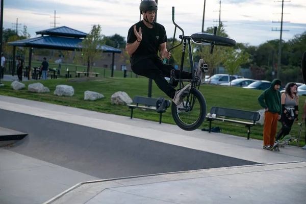 Detroit Michigan Estados Unidos 2019 Patinadores Ciclistas Practican Trucos Atardecer — Foto de Stock