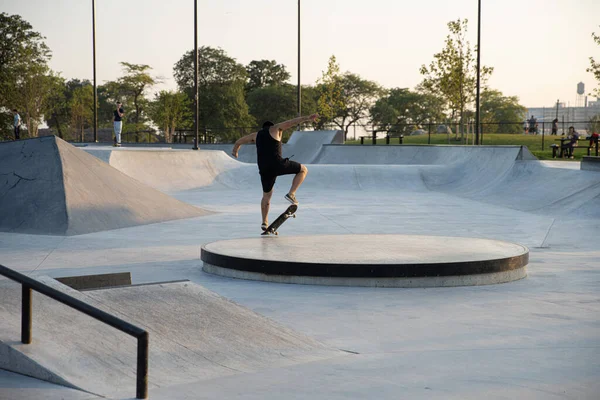 Detroit Michigan Verenigde Staten 2019 Skaters Oefenen Trucs Bij Zonsondergang — Stockfoto