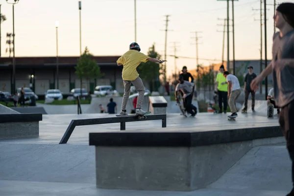 Detroit Michigan Usa 2019 Skater Üben Ihre Tricks Bei Sonnenuntergang — Stockfoto