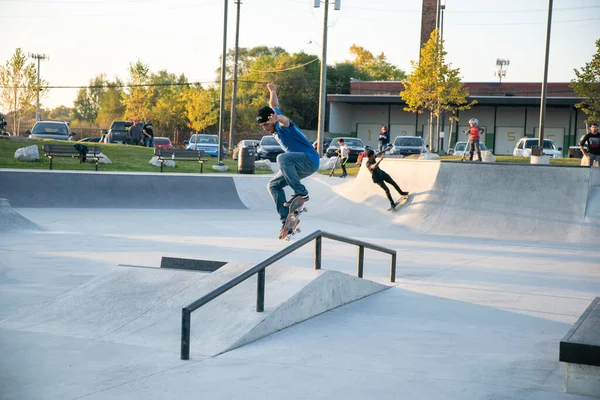 Detroit Michigan Usa 2019 Skaters Bikers Fun Practing Skate Park — стокове фото