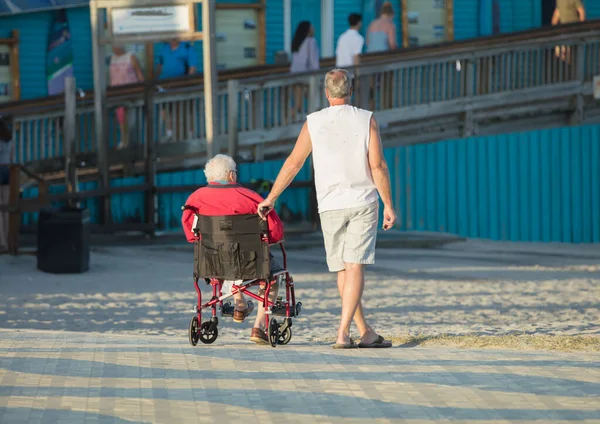 Mãe Filha Andando Parque — Fotografia de Stock