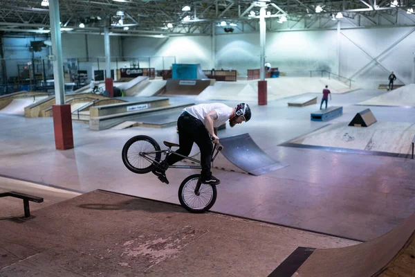 Royal Oak Michigan Estados Unidos 2020 Ciclistas Patinadores Practican Trucos — Foto de Stock