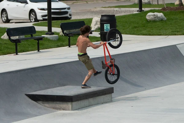 Detroit Michigan Usa 2019 Bmx Riders Practice Tricks Dusk Detroit — Stock Photo, Image