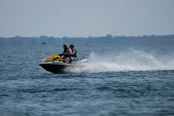 Wasserfahrzeuge Und Wellenläufer Haben Spaß Einem Sonnigen Tag See — Stockfoto