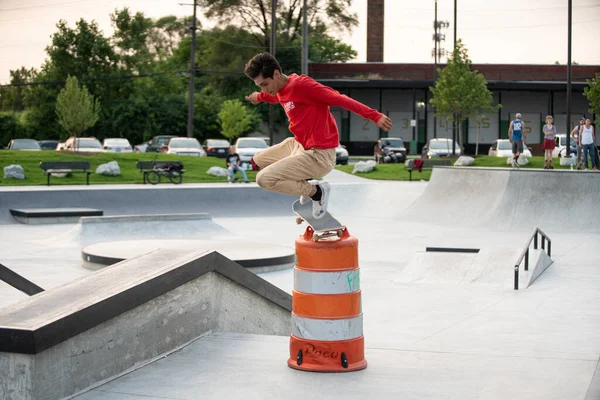 Detroit Michigan Eua 2019 Patinadores Praticando Seus Truques Dia Ensolarado — Fotografia de Stock