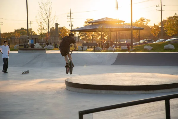 Detroit Michigan Estados Unidos 2019 Patinadores Ciclistas Divierten Practicando Skate — Foto de Stock