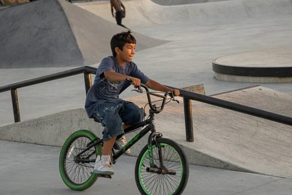 Detroit Michigan Usa 2019 Skaters Practice Tricks Sunset Skate Park — Stock Photo, Image