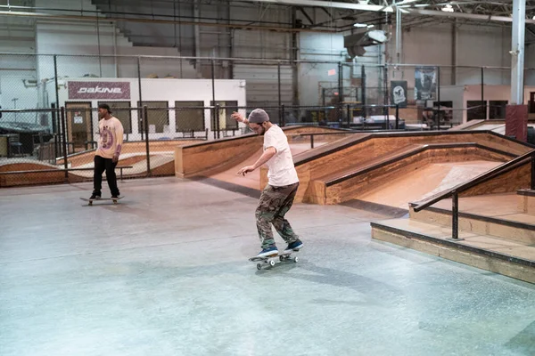 Royal Oak Michigan Usa Korcsolyázók Gyakorolják Trükkjeiket Modern Skate Parkban — Stock Fotó