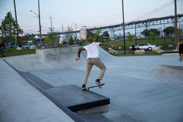 Detroit Michigan Usa 2019 Skridskoåkare Övar Trick Vid Solnedgången Skateparken — Stockfoto