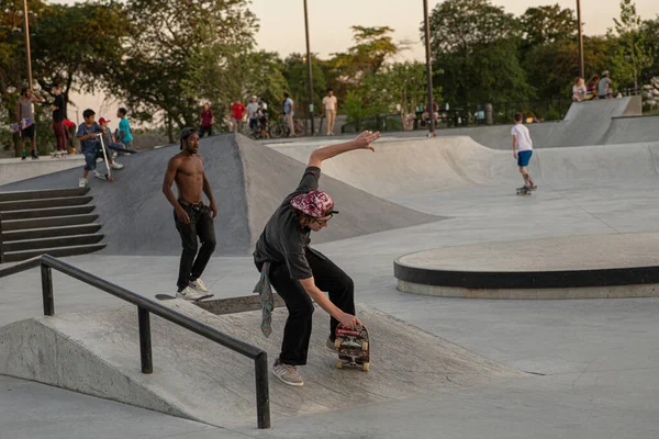 Detroit Michigan Usa 2019 Skater Üben Tricks Bei Sonnenuntergang Skatepark — Stockfoto