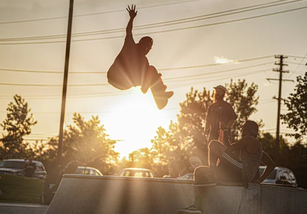 Detroit Michigan Verenigde Staten 2019 Skaters Oefenen Trucs Bij Zonsondergang — Stockfoto