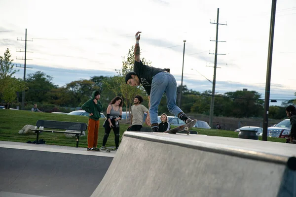 Detroit Michigan Usa 2019 Skaters Motorrijders Oefenen Trucs Bij Schemering — Stockfoto