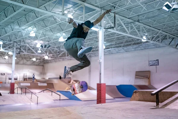 Роял Оук Мичиган Сша Конькобежцы Практикуют Свои Трюки Современном Скейт — стоковое фото