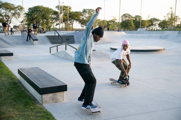 Detroit Michigan Estados Unidos 2019 Patinadores Ciclistas Practican Trucos Atardecer —  Fotos de Stock