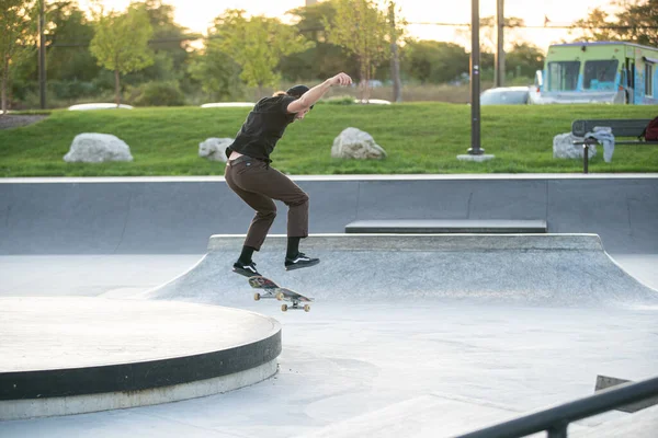 Detroit Michigan Estados Unidos 2019 Skaters Bikers Practican Trucos Atardecer — Foto de Stock