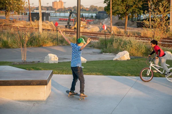 Detroit Michigan Usa 2019 Skaters Bikers Practice Tricks Sunset Detroit — стоковое фото