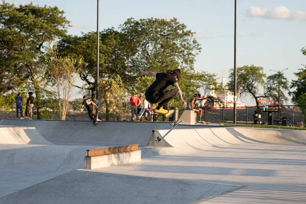 Detroit Michigan Usa 2019 Pattinatori Praticano Trucchi Tramonto Allo Skate — Foto Stock