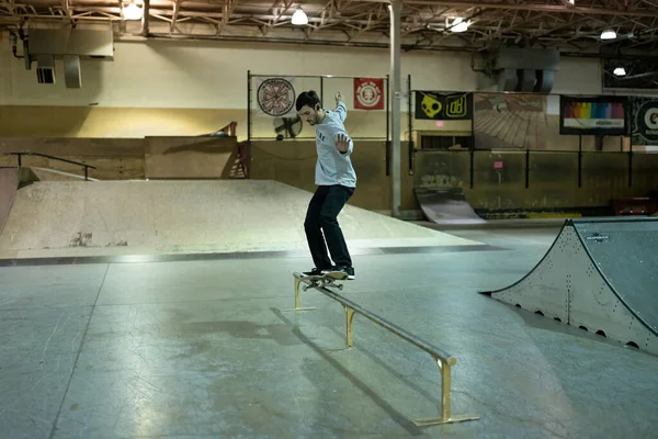 Royal Oak Michigan Usa Korcsolyázók Gyakorolják Trükkjeiket Modern Skate Parkban — Stock Fotó