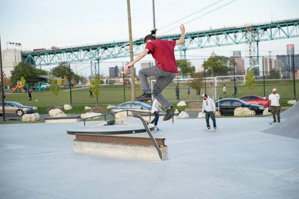 Detroit Michigan Estados Unidos 2019 Patinadores Ciclistas Practican Trucos Atardecer —  Fotos de Stock