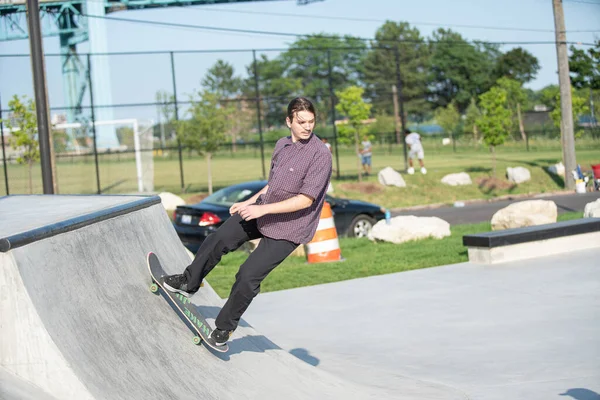 Detroit Michigan Usa 2019 Skater Üben Einem Sonnigen Tag Detroit — Stockfoto