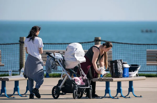 Harrison Township, Michigan, ABD 'deki kadınlar, 1 Mayıs 2020, Corona Virüsü sırasında Michigan Metro Parkı etkinliği
