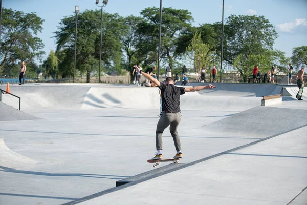 Detroit Michigan Estados Unidos 2019 Los Patinadores Practican Trucos Sus — Foto de Stock