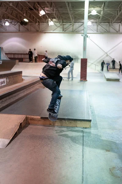 Royal Oak Michigan Usa Korcsolyázók Gyakorolják Trükkjeiket Modern Skate Parkban — Stock Fotó