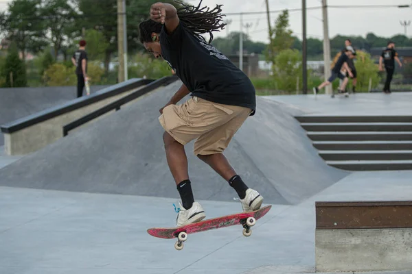 Detroit Michigan Usa 2019 Skaters Oefenen Trucs Skateboards Het Centrum — Stockfoto