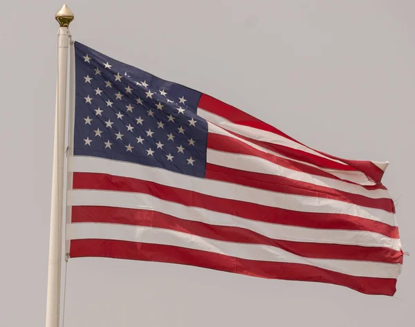 Bandiera Americana Sventola Alta Una Giornata Ventosa — Foto Stock