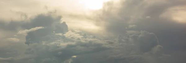 Nuvens Tranquilas Panorama Dourado Pôr Sol — Fotografia de Stock