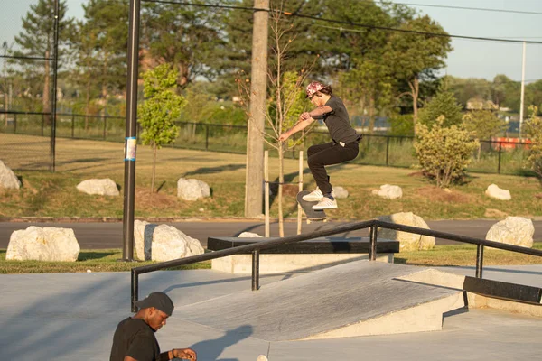 Detroit Michigan Usa 2019 Skater Üben Tricks Bei Sonnenuntergang Skatepark — Stockfoto