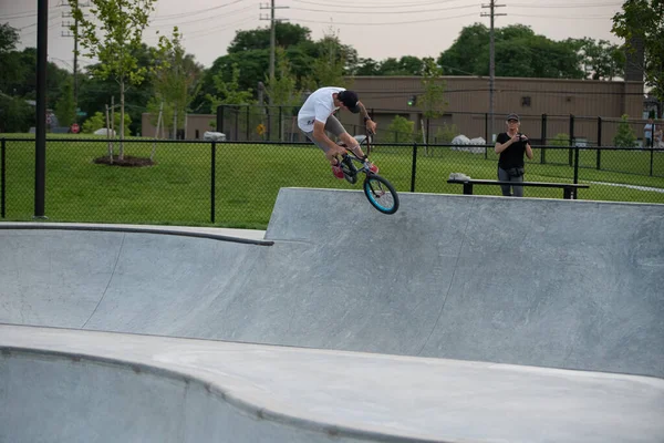 Детройт Мичиган Сша 2019 Bmx Riders Practice Tricks Dusk Detroit — стоковое фото