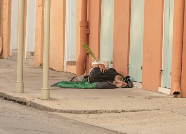 一个身份不明的流浪汉睡在街上 — 图库照片