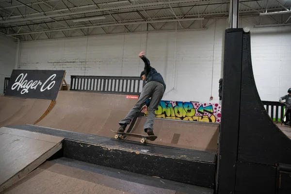 ロイヤル オーク ミシガン州 若い10代のバイカーやスケーターは オープンスケートセッション中にモダンスケートパークでトリックを練習します — ストック写真