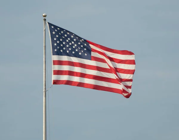 Αμερικανική Σημαία Κυματίζει Μια Ηλιόλουστη Μέρα — Φωτογραφία Αρχείου