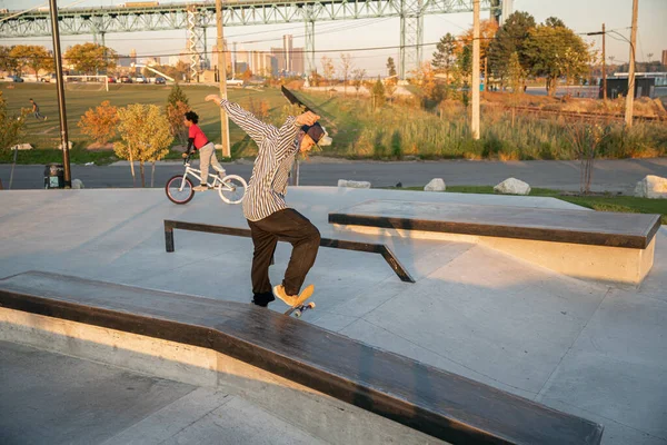 Detroit Michigan Estados Unidos 2019 Patinadores Ciclistas Practican Trucos Atardecer —  Fotos de Stock