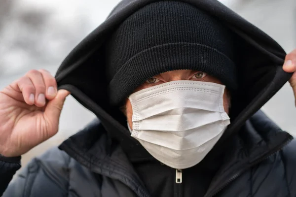 Man Wearing Protective Breathing Mask Avoid Germs — Stock Photo, Image
